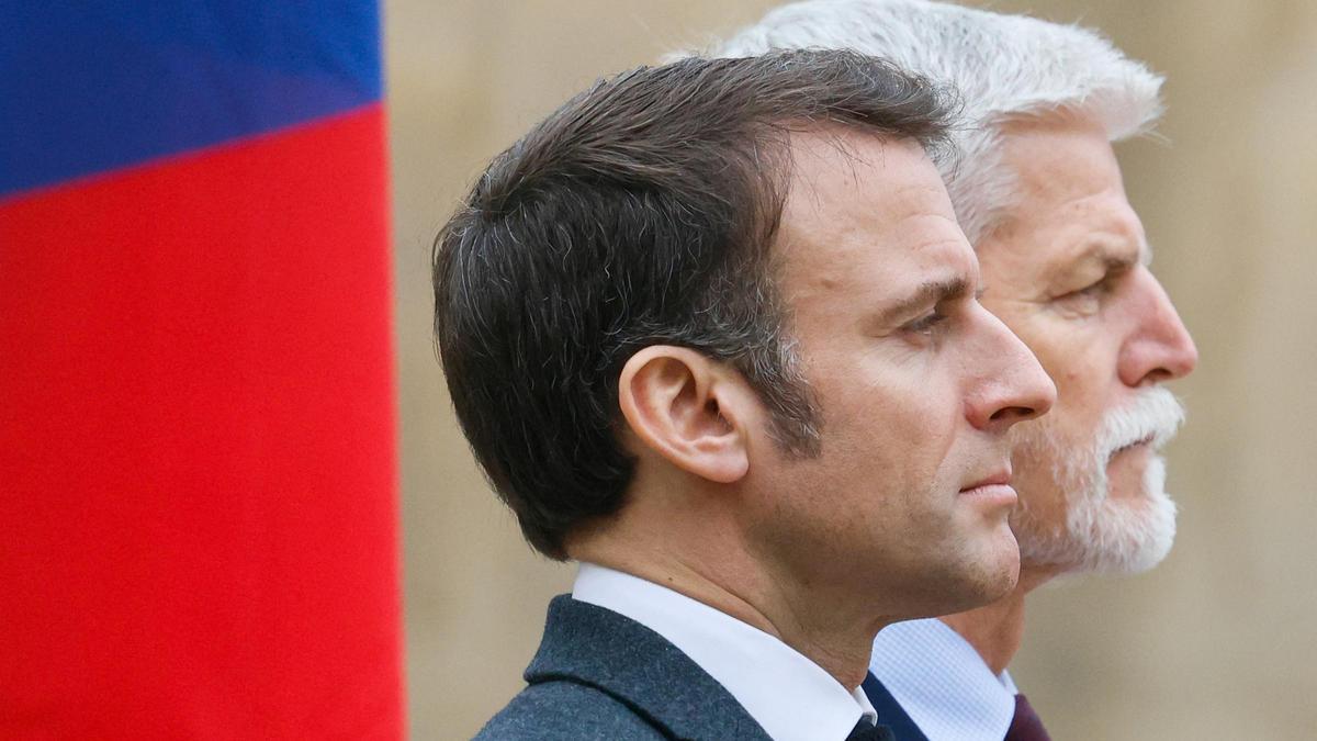 El presidente francés, Emmanuel Macron, y el checo, Petr Pavel, este martes durante la visita del primero a Praga.