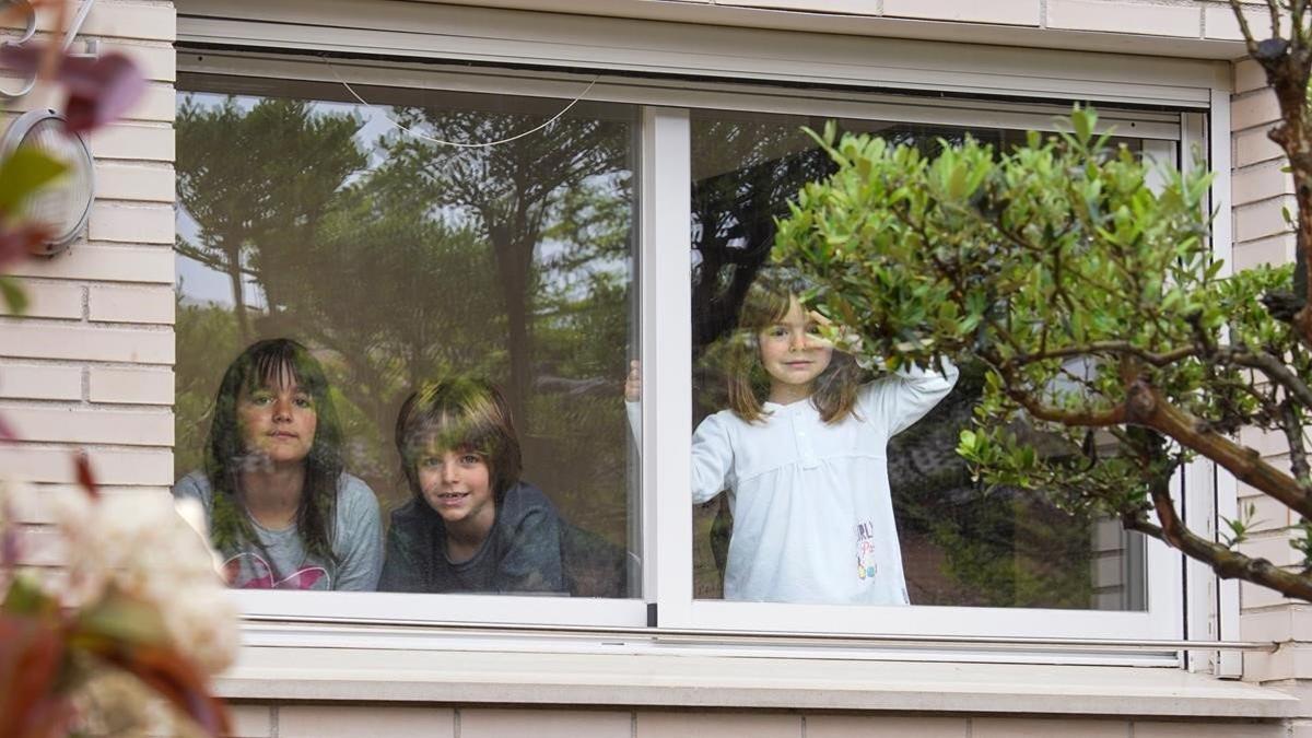 Tres hermanos confinados, dentro de su casa