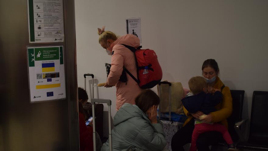 Life in a carry-on suitcase: 90 Ukrainian refugees flee by train until they reach Valencia