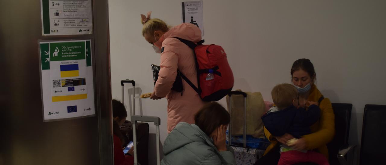 Varias refugiadas ucranianas, entre ellas un bebé, recién llegadas a la estación Joaquín Sorolla de València.