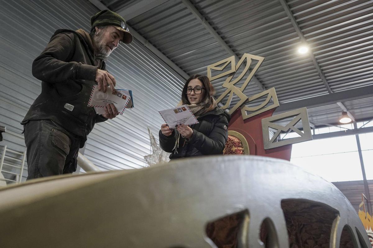 Així es fa el muntatge de les carrosses per a la Cavalcada de Reis de Manresa