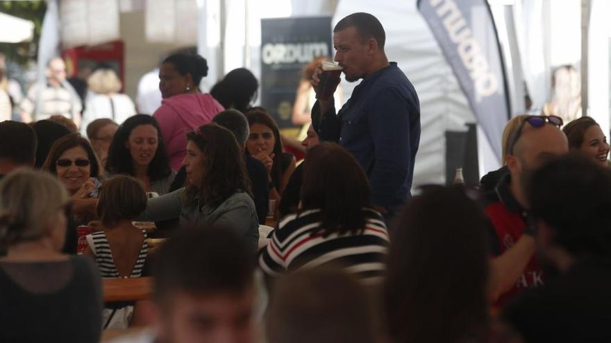 Asistentes al festival de la cerveza