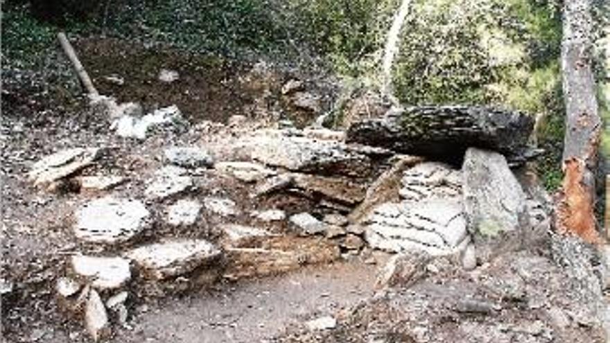 Mouen peces de 2 tones per reconstruir un dolmen neolític a les Gavarres