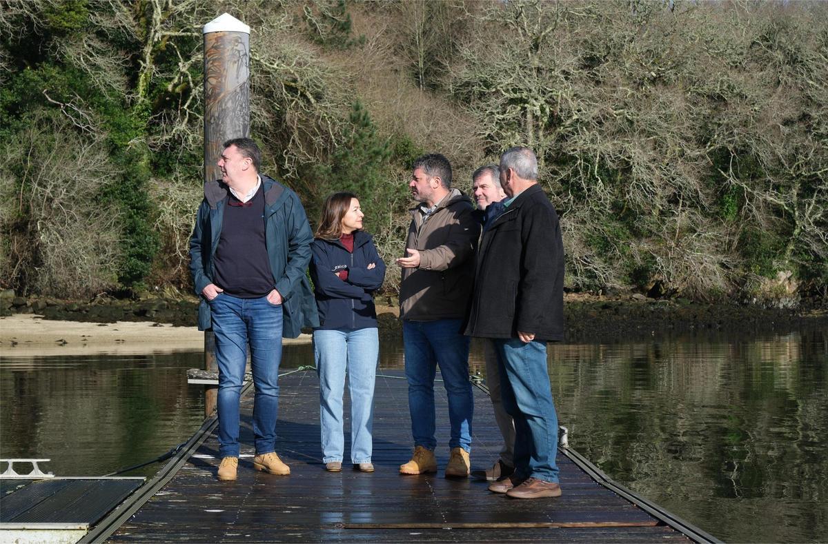 Marta Villaverde conversando con Francisco Calo no porto da Barquiña.