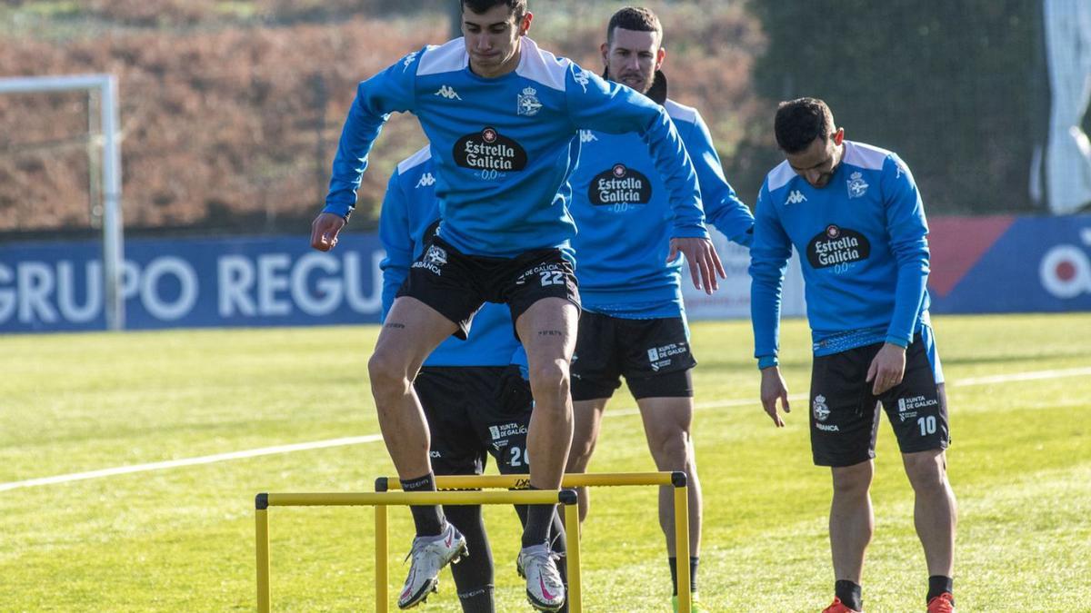 Villares salta un obstáculo en un entrenamiento, con Álvaro Rey al fondo. |  // CASTELEIRO / ROLLER AGENCIA