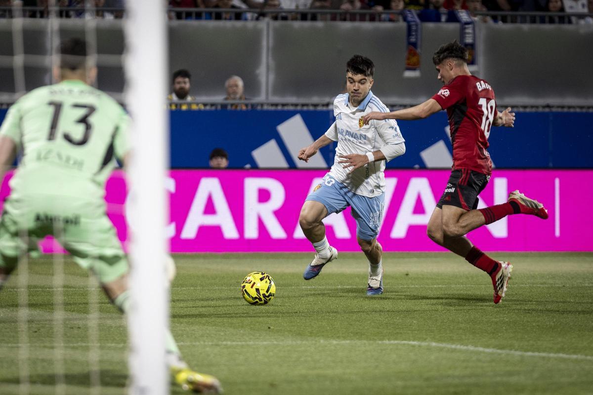 El lateral derecho del Real Zaragoza, en acción en el Ibercaja Estadio.