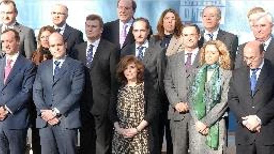 La vicepresidenta con los delegados. A la izquierda, Sánchez de León.