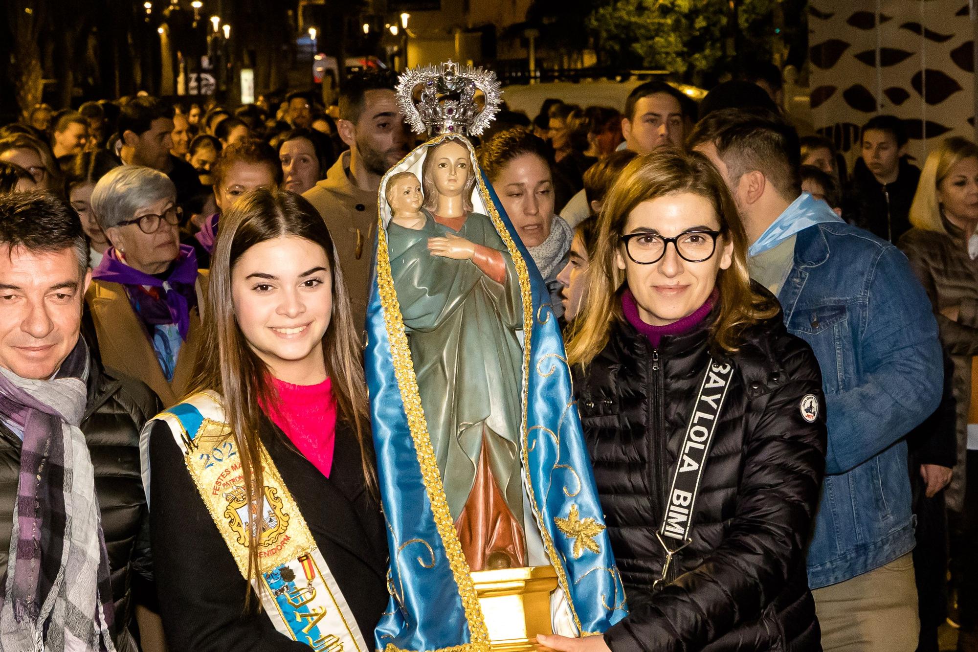 Devoción en Benidorm en la procesión de L'Alba