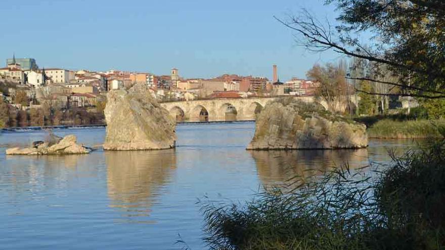 Restos del antiguo puente medieval, con el viaducto románico al fondo.