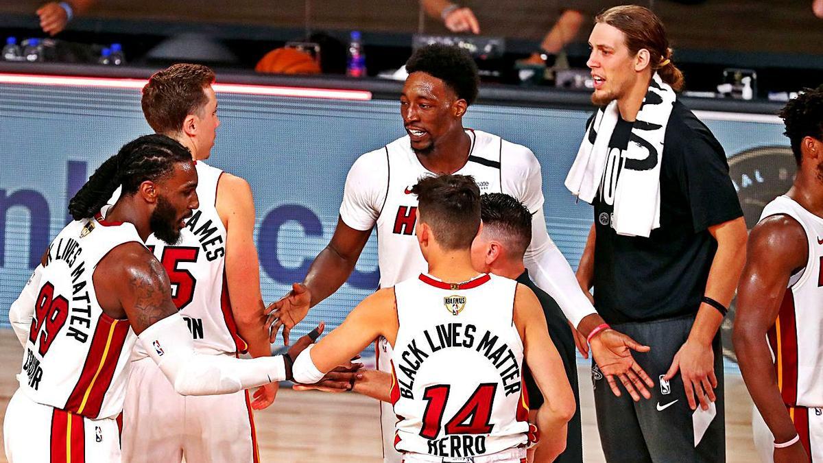 Los jugadores de  Miami Heat celebran su segunda victoria. / EFE