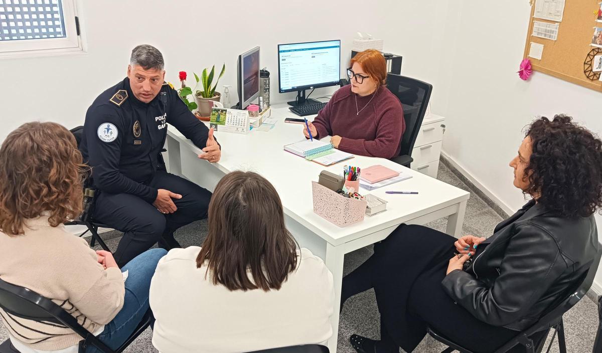 Reunión con trabajadoras sociales.