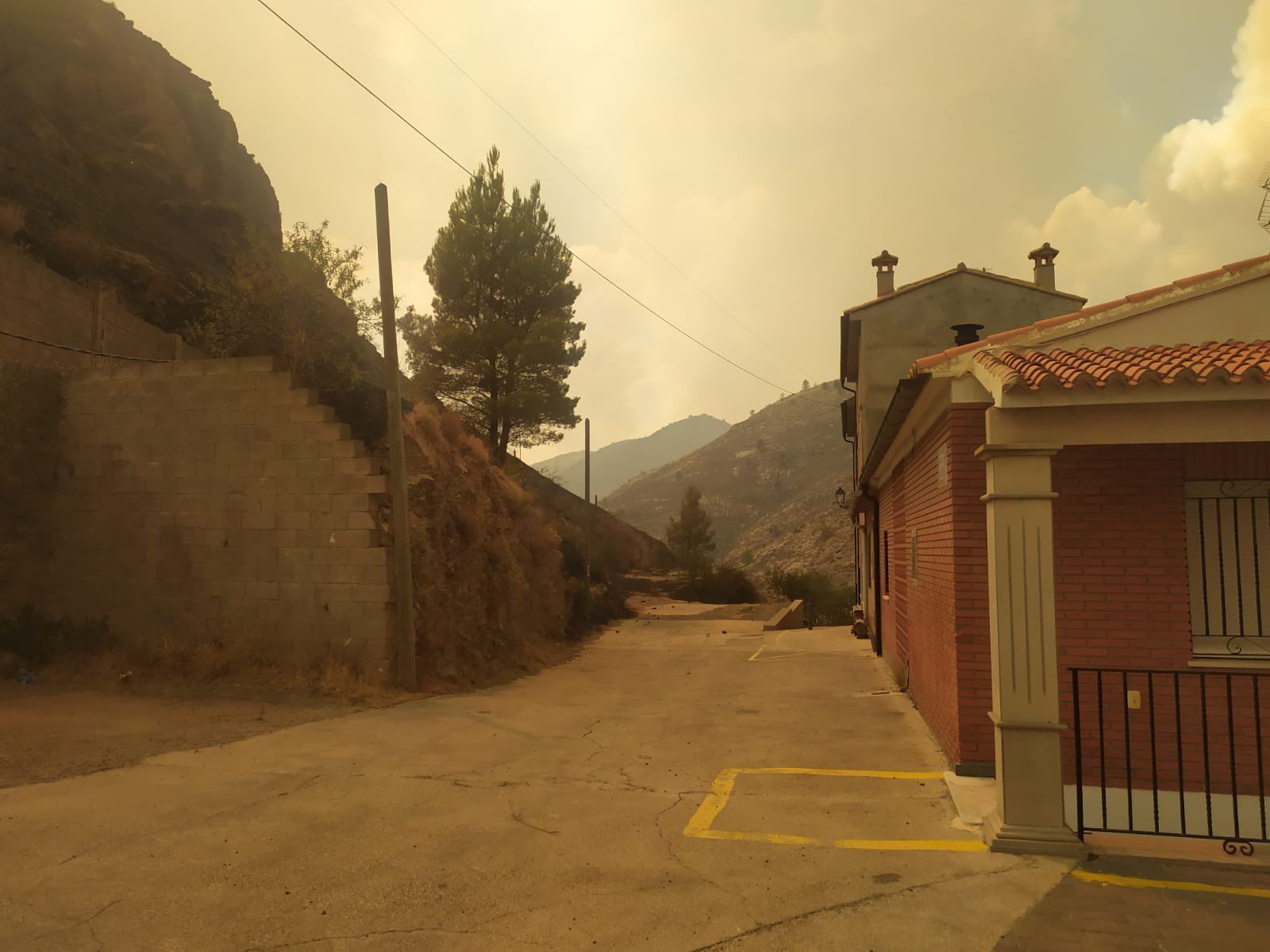 Así se encuentran las calles de Bejís tras ser evacuado por el incendio