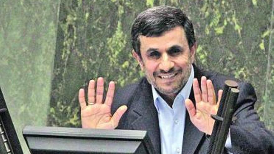 Ahmadineyad, durante su interrogatorio de ayer por el Parlamento.