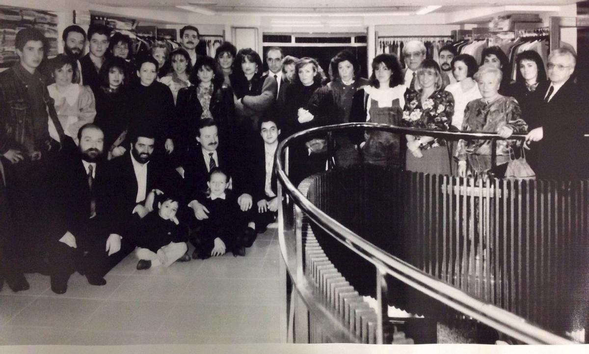 Antonio Pérez Corbacho (dcha.) junto a su mujer, a su lado, hijos y trabajadores de «Peral».