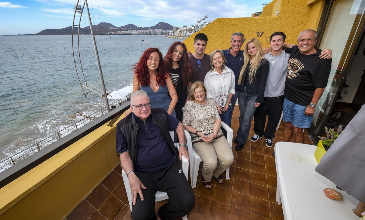 La familia García Quintero en su casa junto a la playa de Las Canteras.