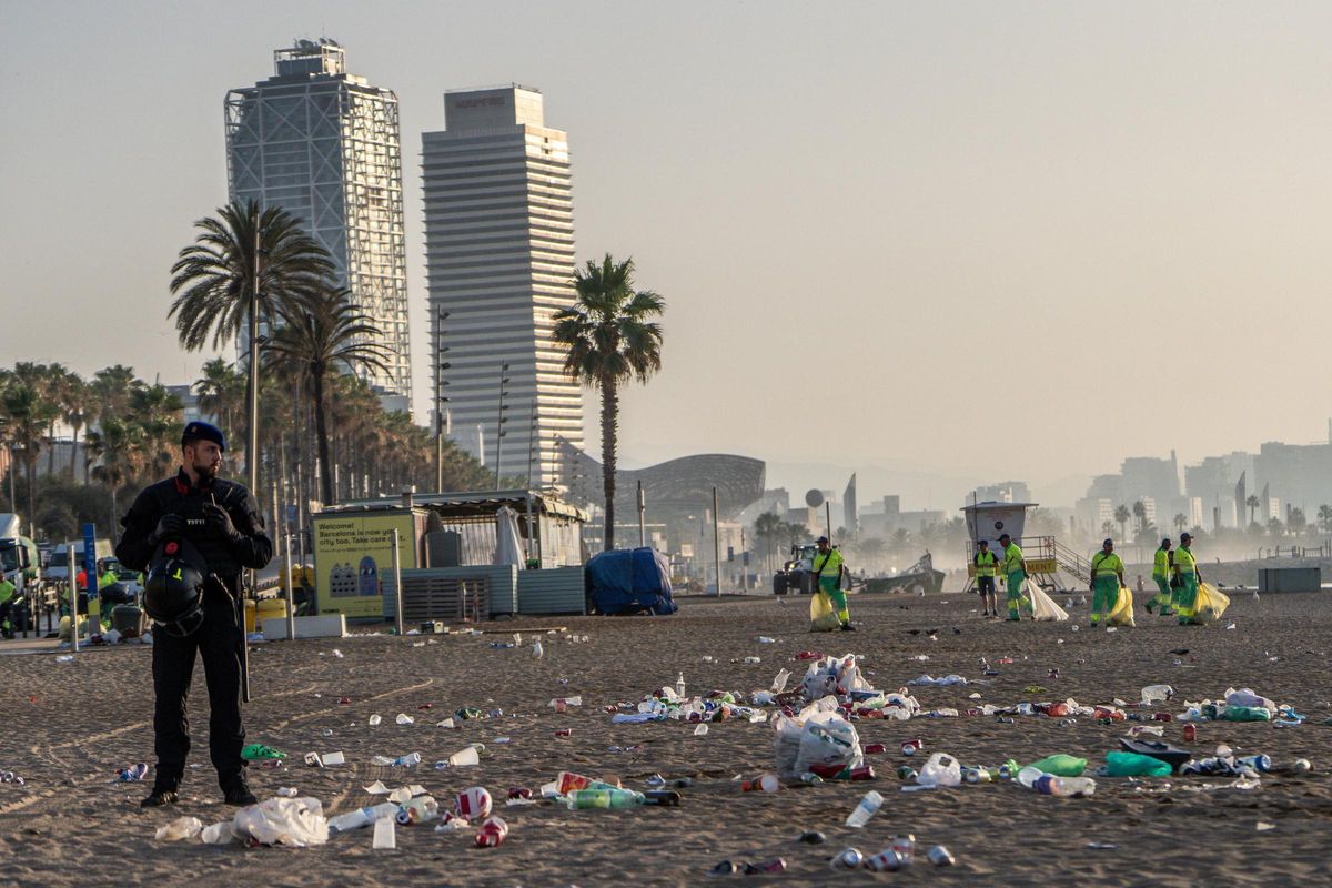 Limpieza de las playas de Barcelona tras la verbena de Sant Joan 2025