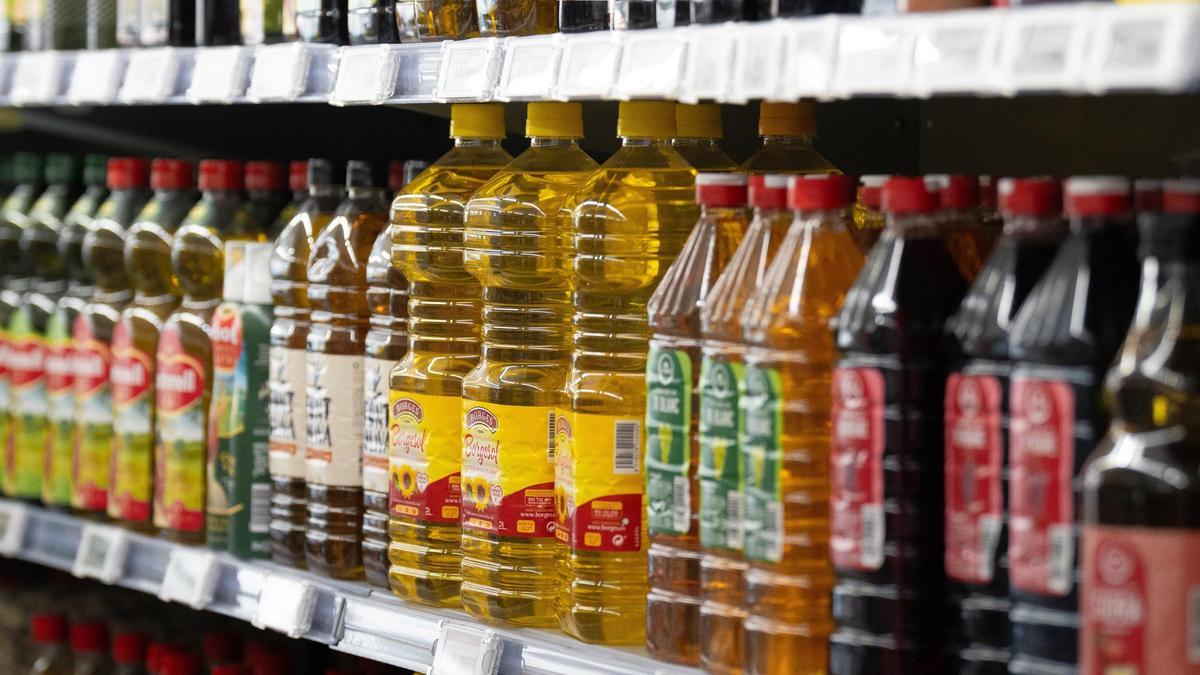 Varias botellas de aceite en un supermercado.