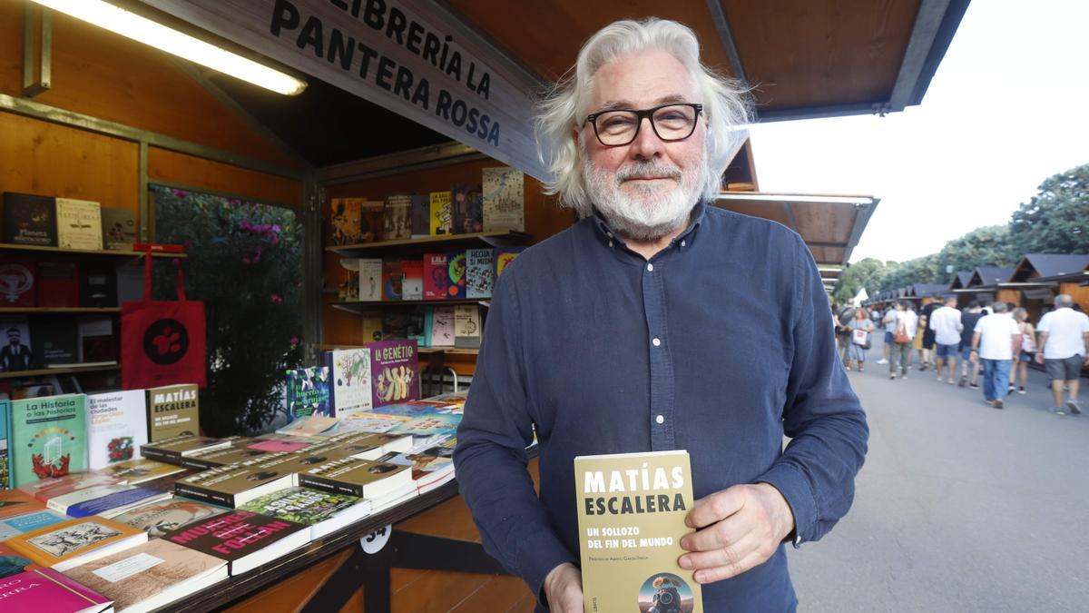 Matías Escalera Cordero, en el estand de La pantera rossa en la Feria del libro de Zaragoza.