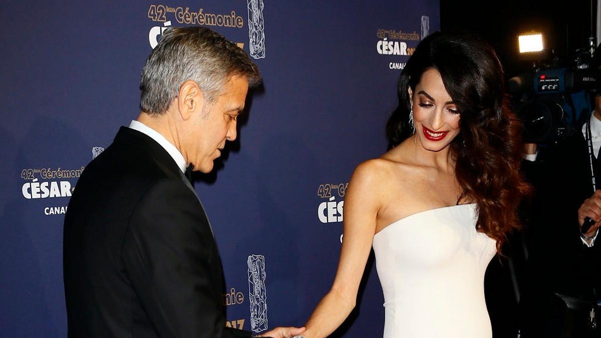 Ya está aquí el primer look premamá de Amal Clooney