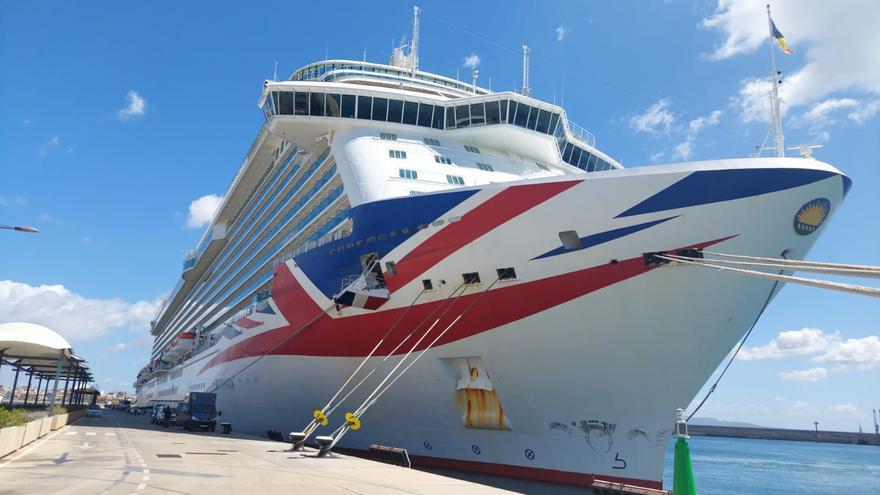 El crucero Britannia deja a más de 300 turistas en tierra para zarpar esta noche del Puerto de Palma