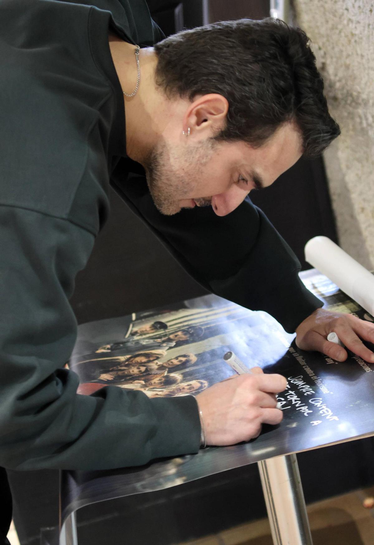 Esparbé va signar el cartell de "Frontera" per a la col·lecció que posseeix Bages Centre