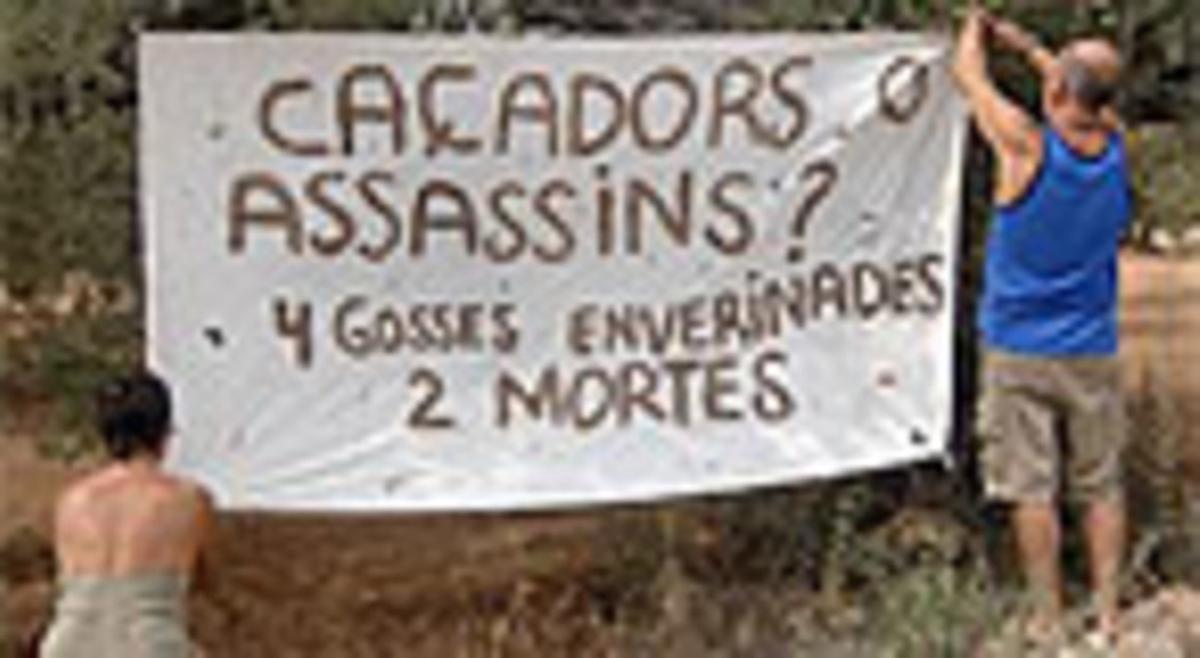 Pancarta col·locada en una de les finques afectades a Camarles. Pancarta col·locada en una de les finques afectades a Camarles.