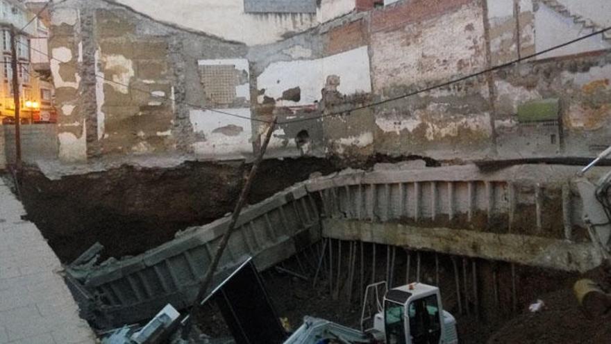 Imagen del muro cedido en un solar en obras de la calle Canalejas de Vélez Málaga.