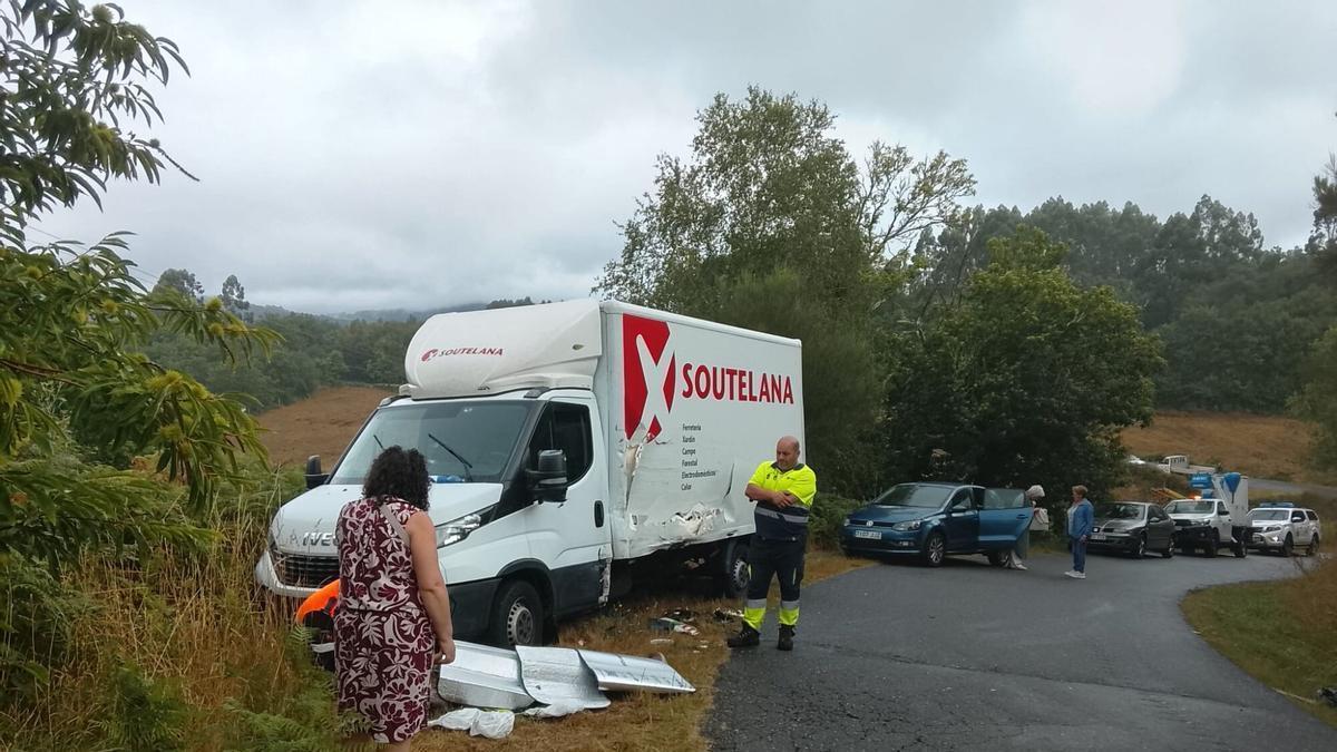 Uno de los camiones implicados en el accidente en Biduído, Cerdedo Cotobade.