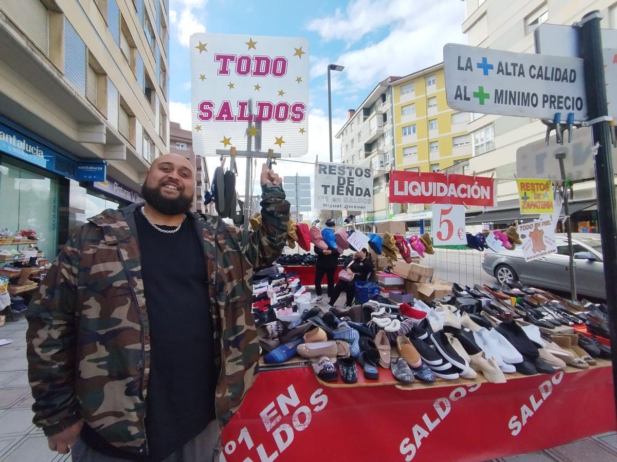 David Gabarri en su puesto "El Número 1 en saldos" en el mercado de la Pola.