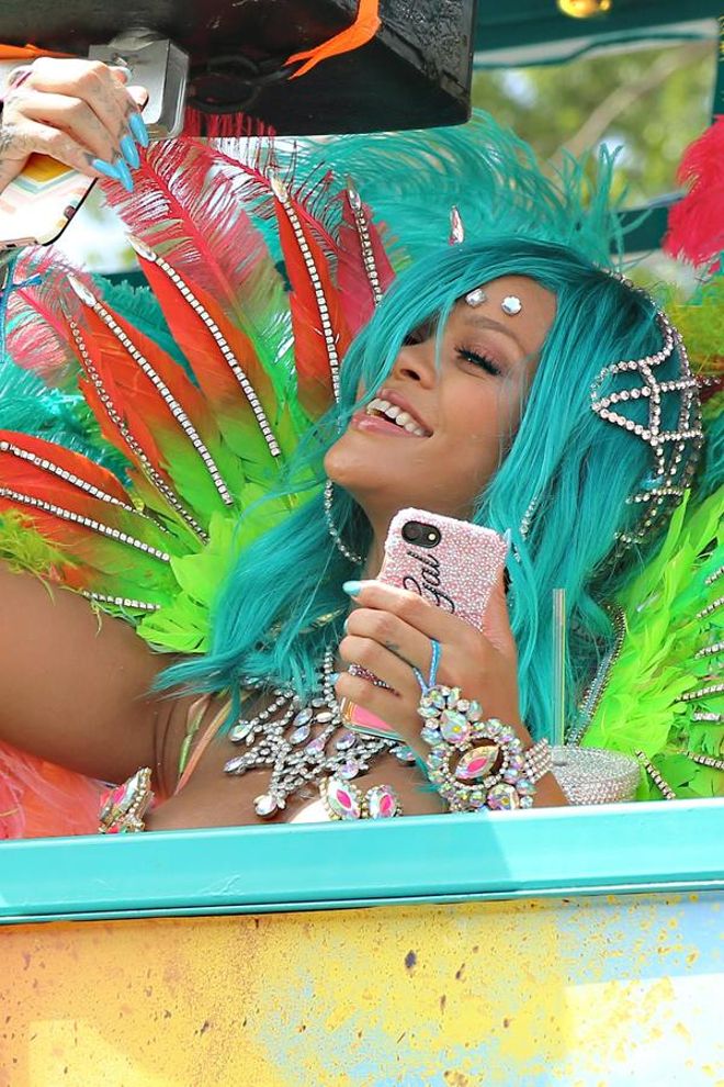 Rihanna con pelo azul turquesa