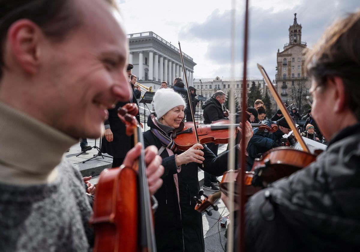 Músicos de la Orquesta Sinfónica Clásica de Kiev bajo la dirección del director Herman Makarenko actúan durante un concierto al aire libre llamado Free Sky en la Plaza de la Independencia en el centro de Kiev, Ucrania, el 9 de marzo de 2022