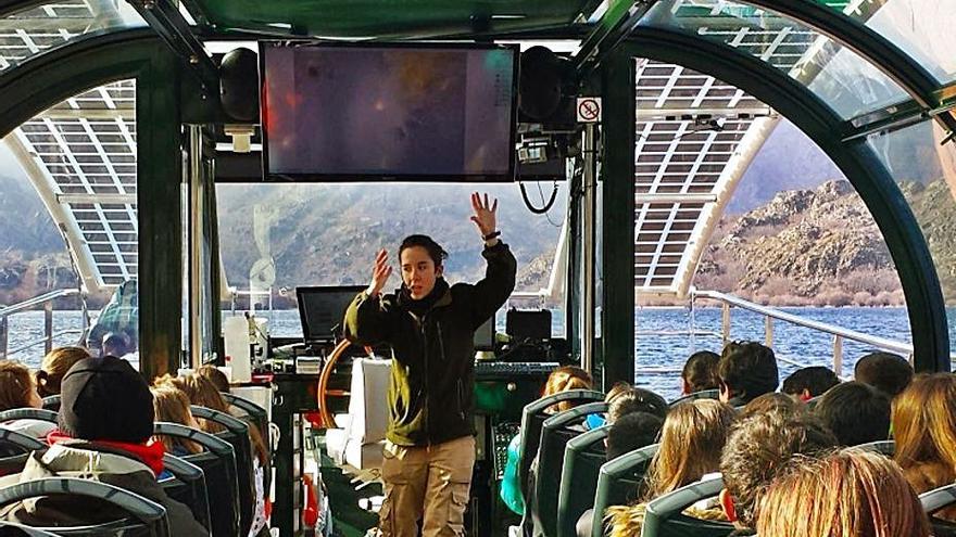Visita de escolares al Lago de Sanabria, a bordo del catamarán. | A. S.
