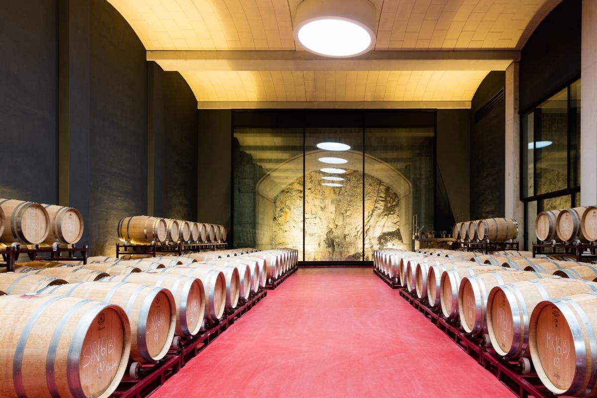 Die Weinfässer sind bei Can Axartell unterirdisch im Steinbruch gelagert.