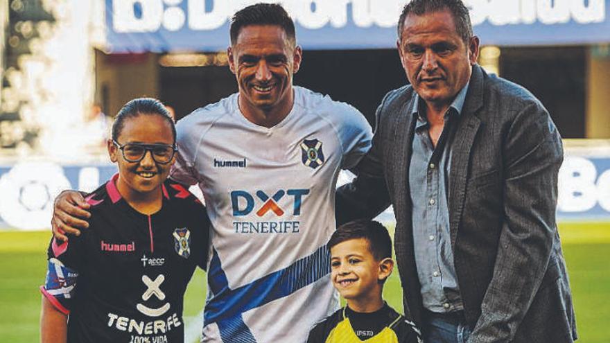 Suso, junto a sus hijos y Toño Hernández, en el homenaje del club.