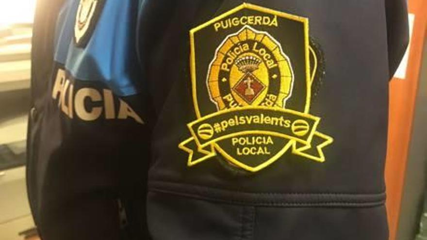 Un agent de la Policia Local de Puigcerdà llueix un dels escuts solidaris