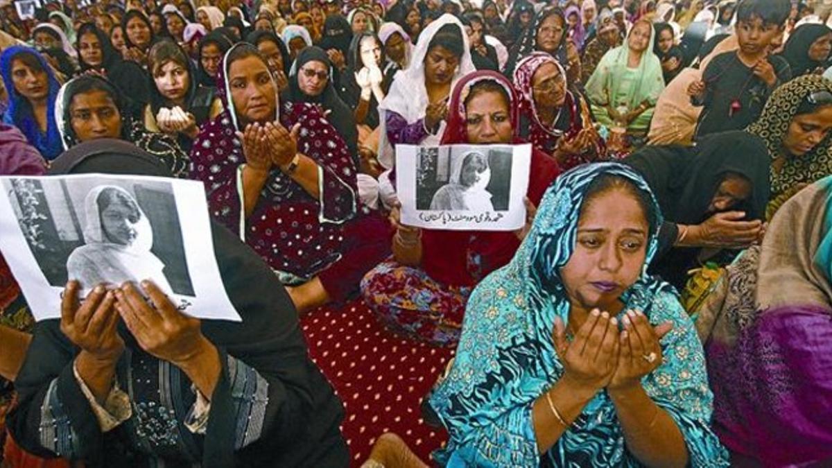 Mujeres paquistanís rezan en apoyo de Malala Yusafzai, la niña víctima de un ataque de los talibanes.