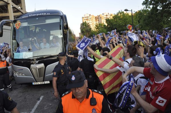 Apoteósica llegada del Real Zaragoza al Ciudad de Valencia.