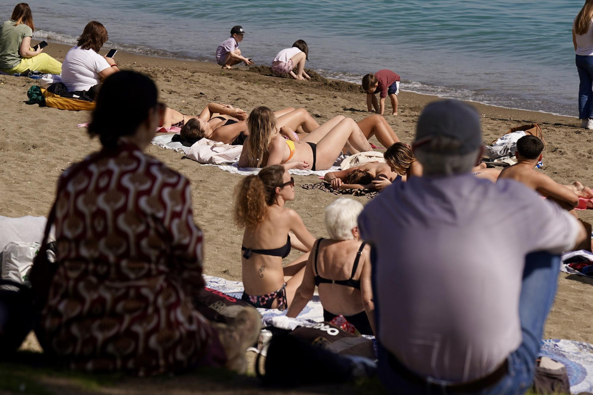 Malagueños y turistas toman el sol en la playa de la Malagueta, el 14 de marzo.