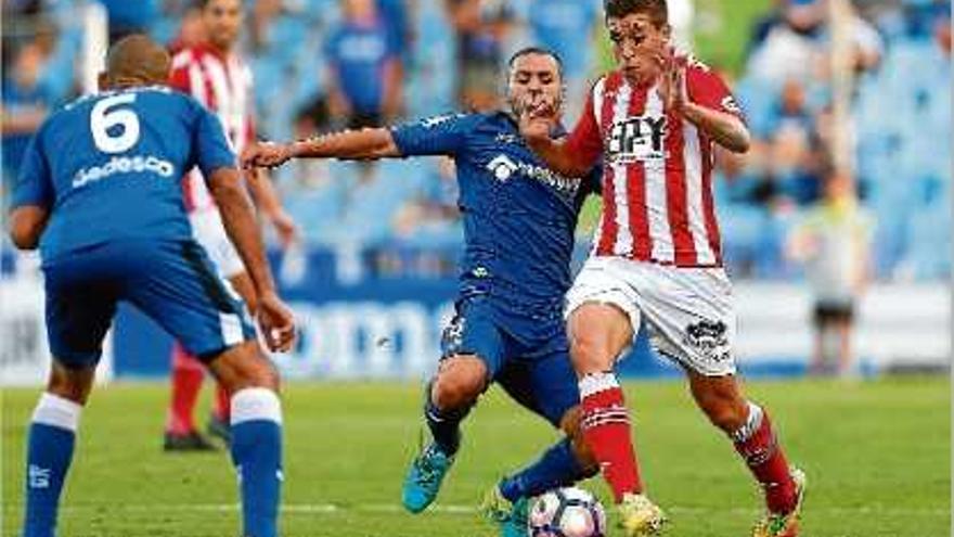 Rubén Alcaraz s&#039;escapoleix de l&#039;escomesa de Lacen davant la mirada del Cata Díaz al camp del Getafe.