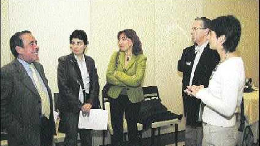 Fernández, Rodríguez, Díaz, García y Canto, poco antes de la presentación del acto.