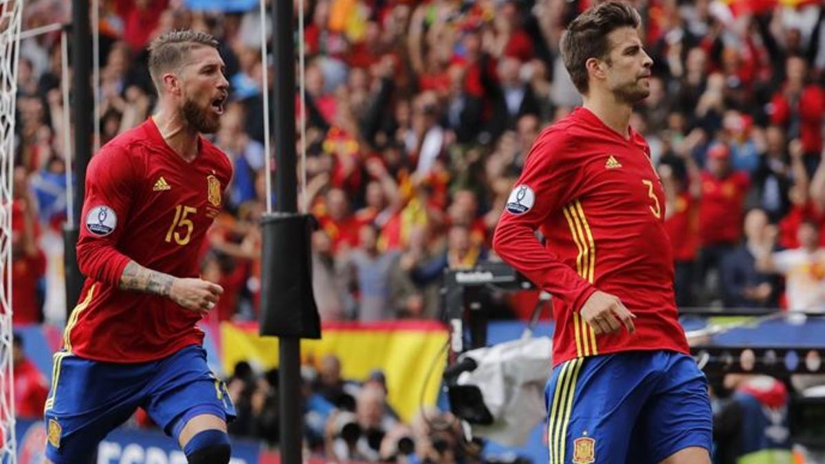 Ramos y Piqué, jugadores de España