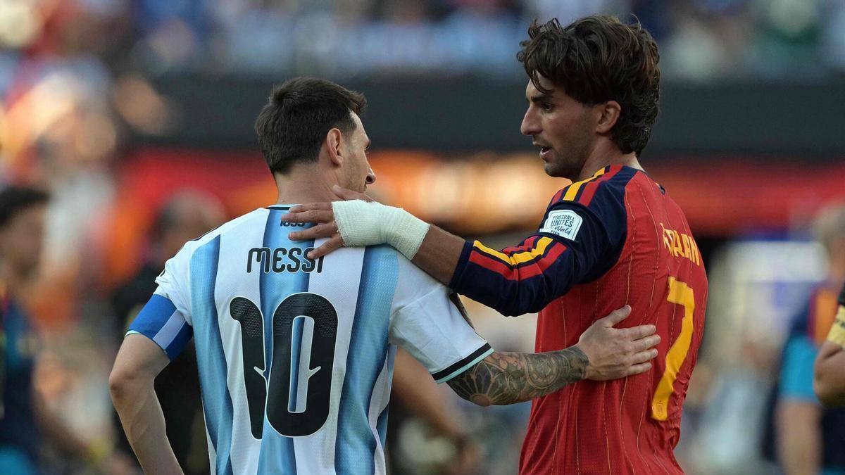 Messi felicita a Ferran Torres.