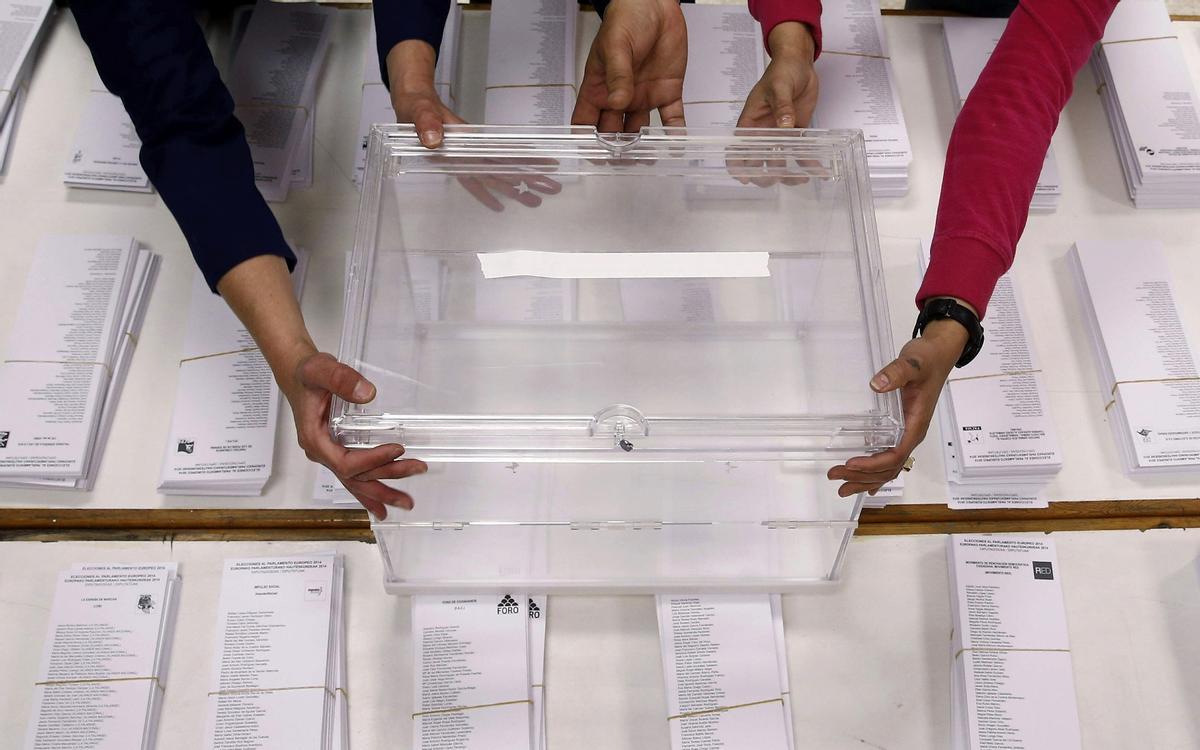 Urnas y papeletas en un colegio electoral Urnas y papeletas en un colegio electoral