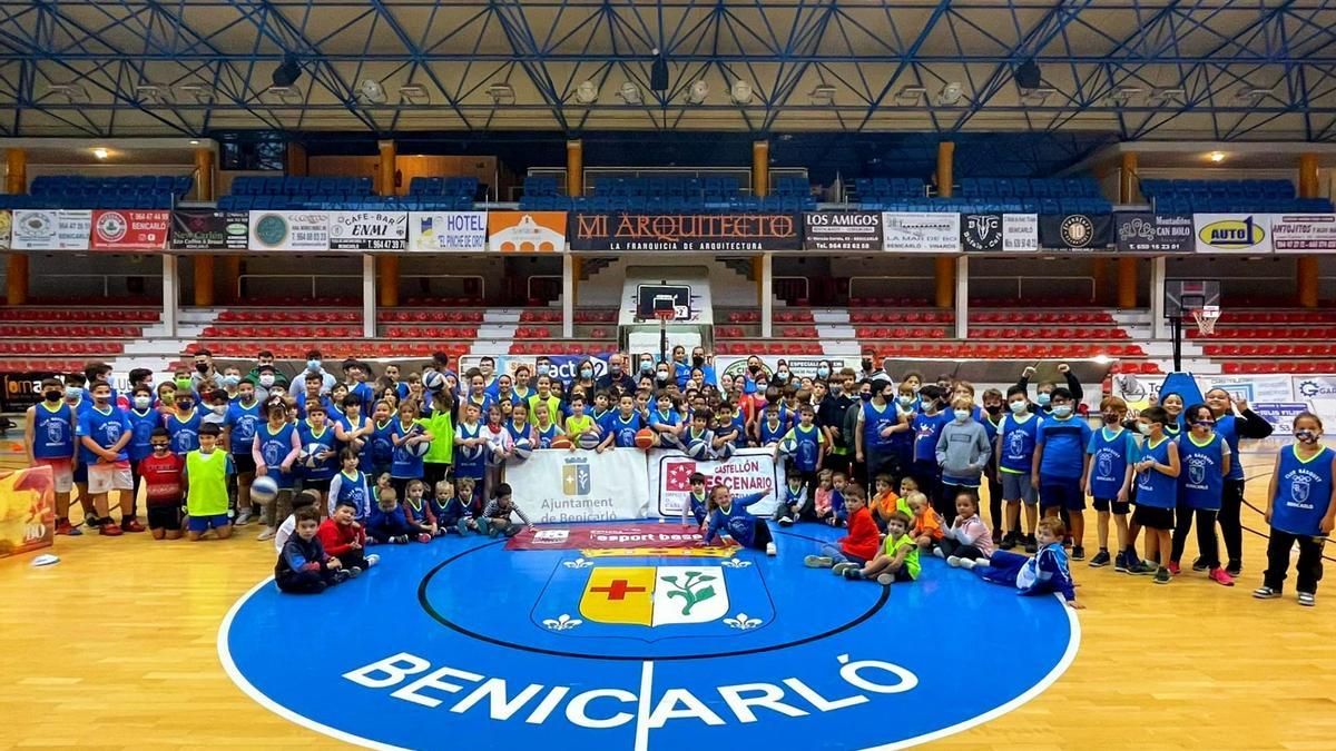 La diputada provincial, Tania Baños, durante su visita al Club de Baloncesto de Benicarló.