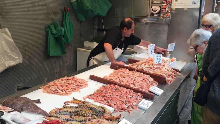 Trabajador del puesto Manuel: Pescados y Mariscos.