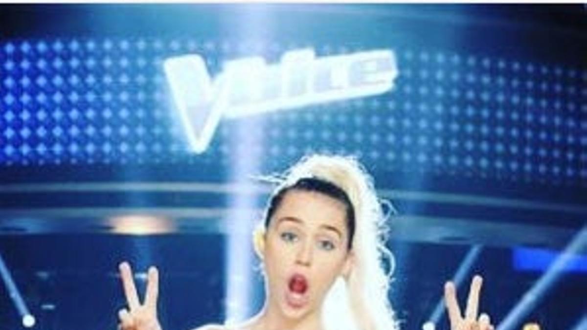 Miley Cyrus con una colorida creación de Ágatha Ruiz de la Prada