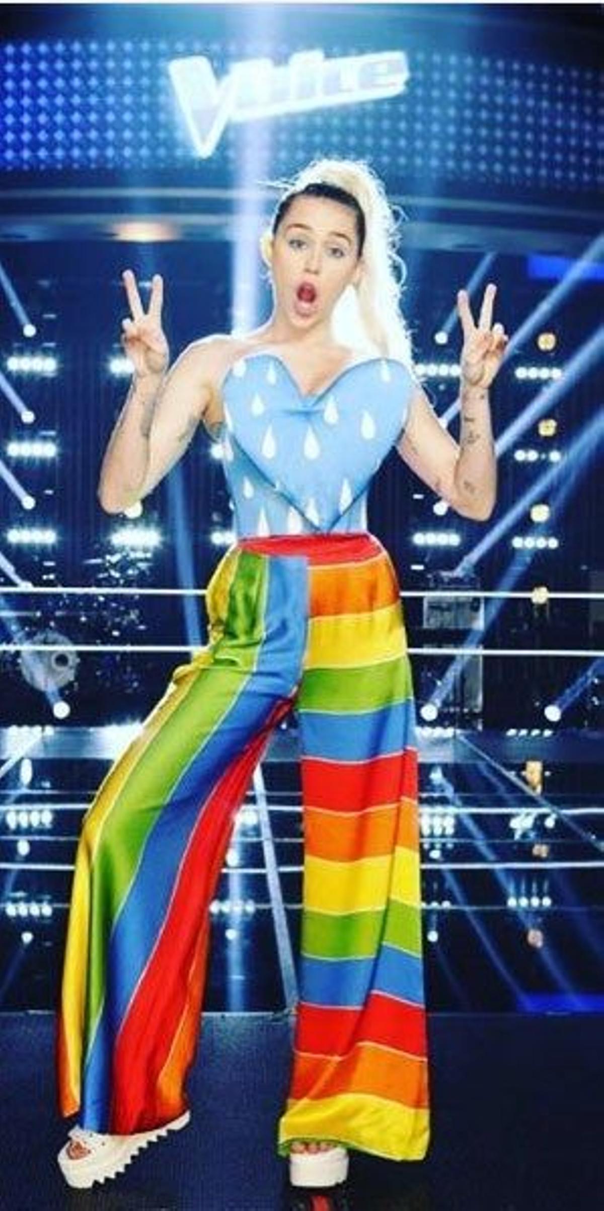 Miley Cyrus con una colorida creación de Ágatha Ruiz de la Prada