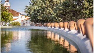 Piscina natural y gratuita en el centro del pueblo: conoce la laguna más singular de la Sierra de Huelva