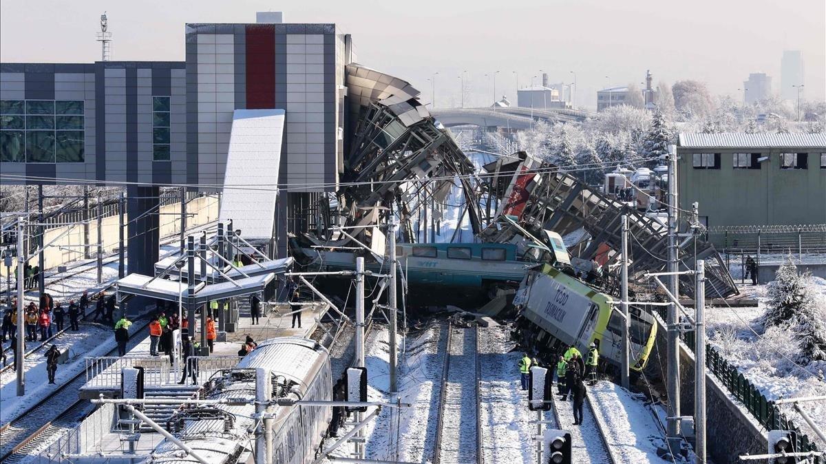 Bomberos y médicos intentan rescatar victimas de un tren de alta velocidad accidentado en Ankara.