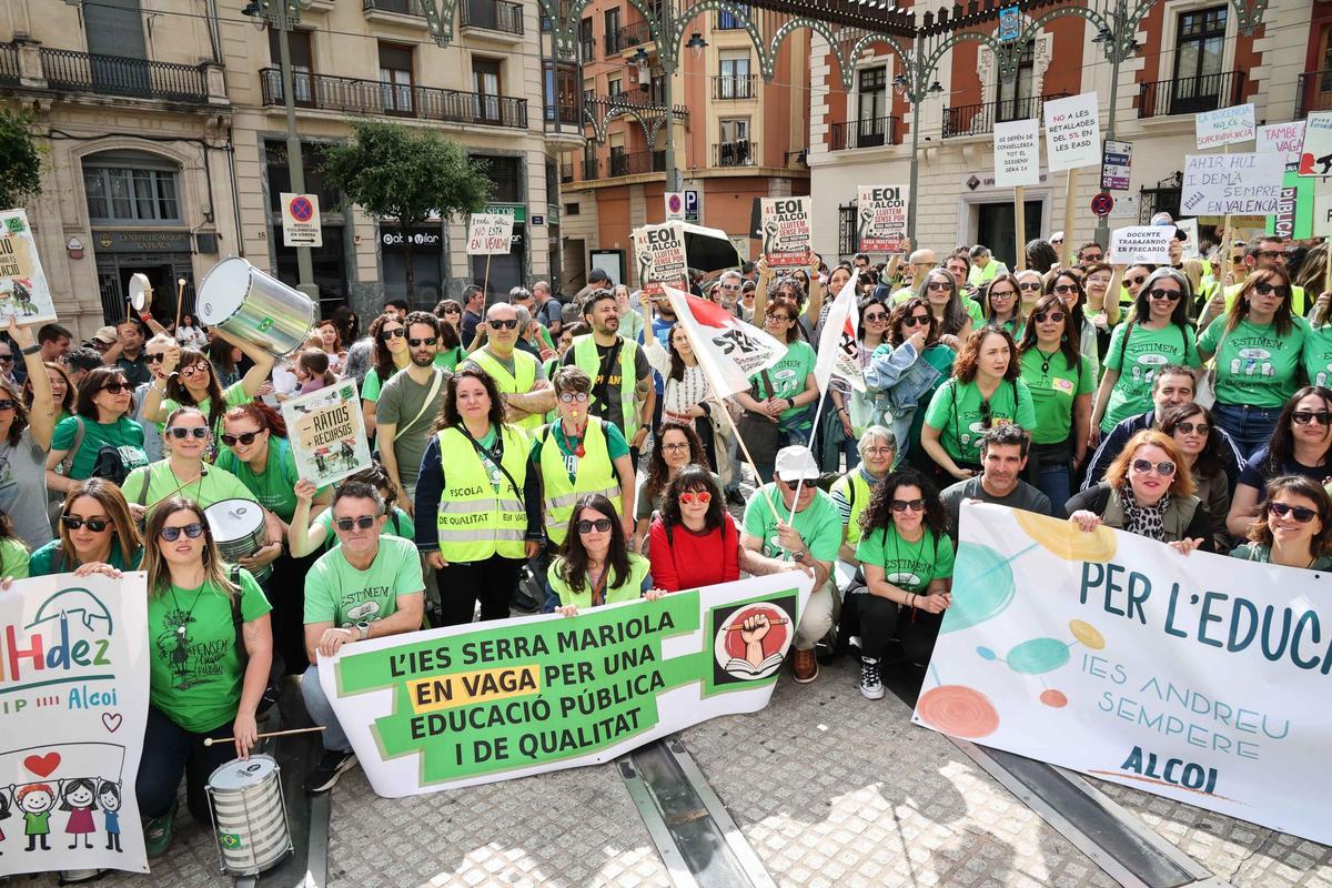 Imágenes de la concentración en Alcoy de la huelga educativa